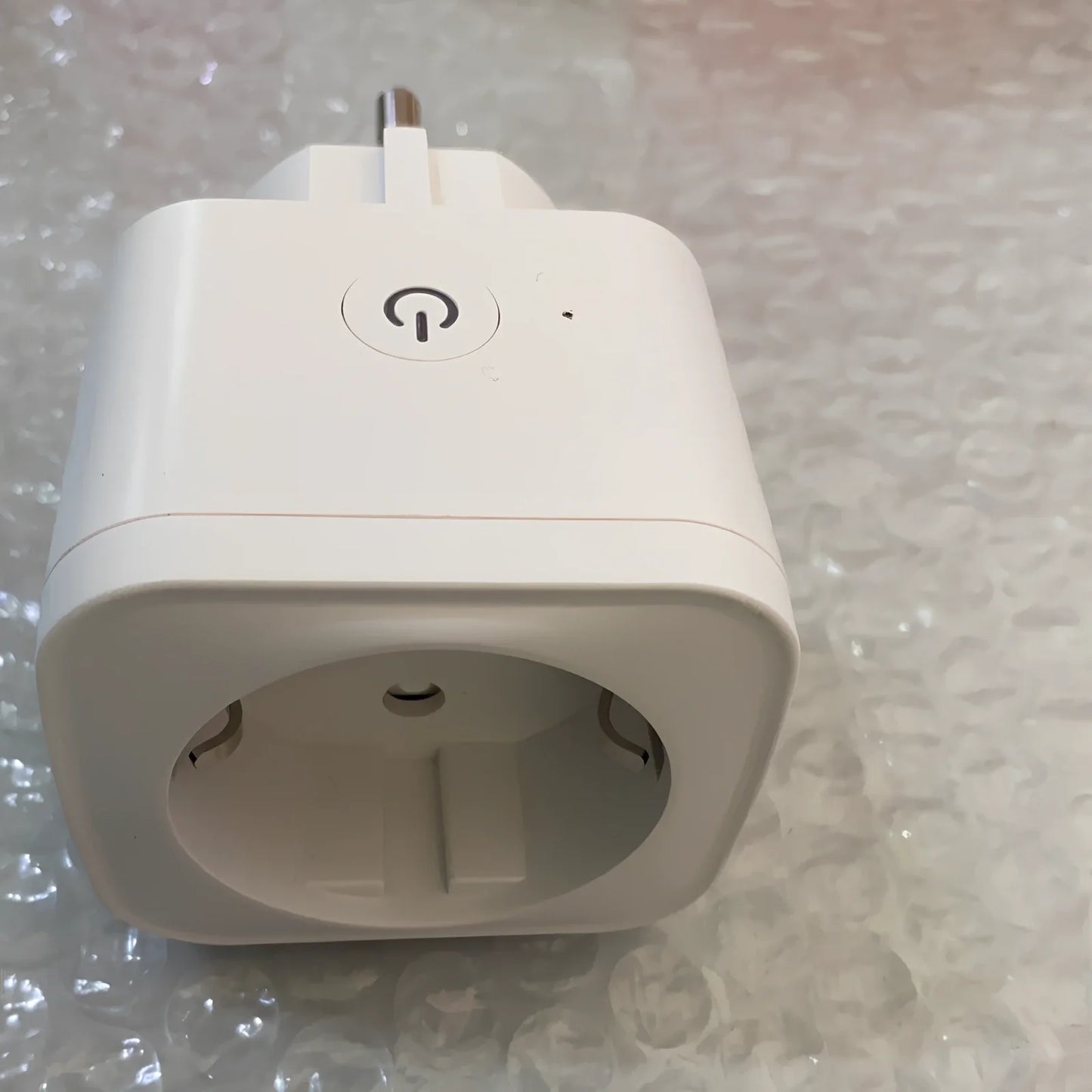 Wi-Fi smart plug with 4 power sockets and USB ports for remote control of devices