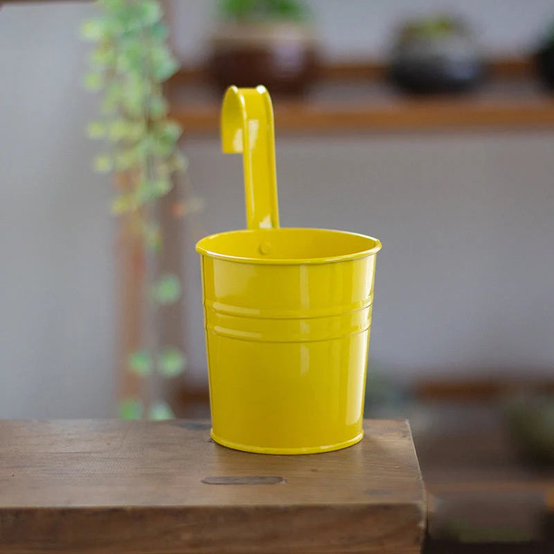 Iron hanging flower pot in various colors for garden and home decoration