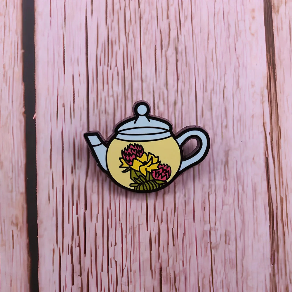 Copper brooch with 4cm diameter and three style variations in individual packaging