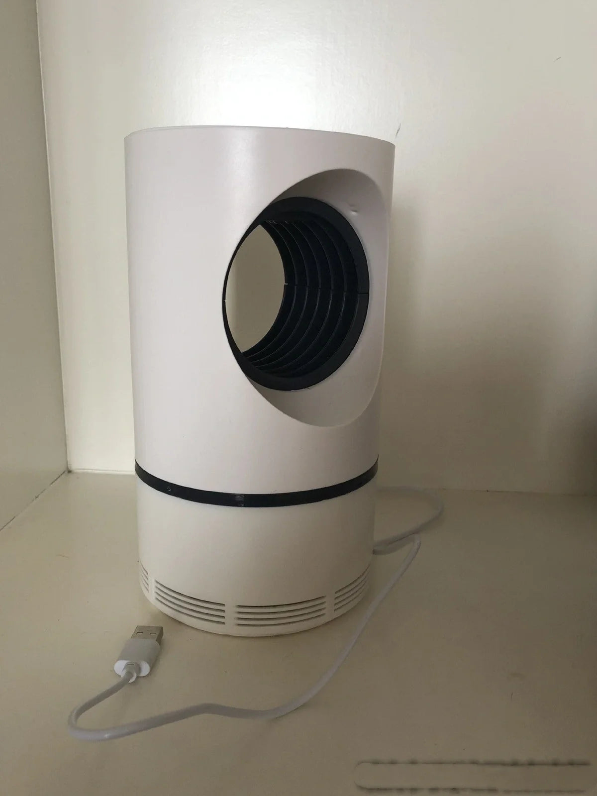 White mosquito killer lamp with violet light technology and USB connection for chemical-free insect control
