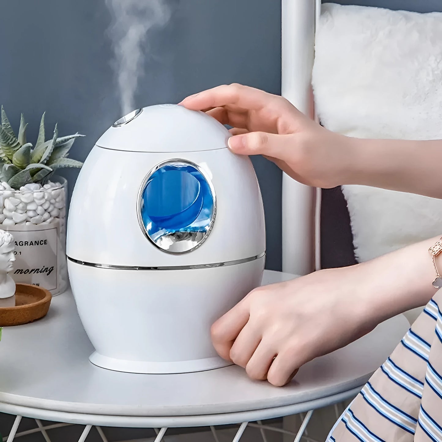 Round white USB aromatherapy humidifier with 800ml tank capacity and 36dB quiet operation