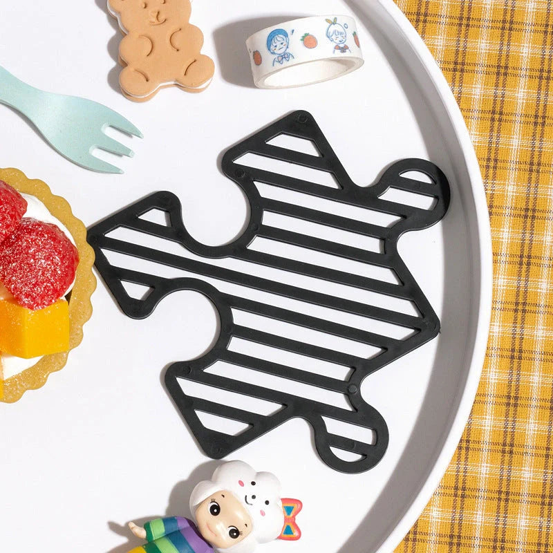 Creative Household Splicing Jigsaw Insulation Pad in blue, black, red, and yellow