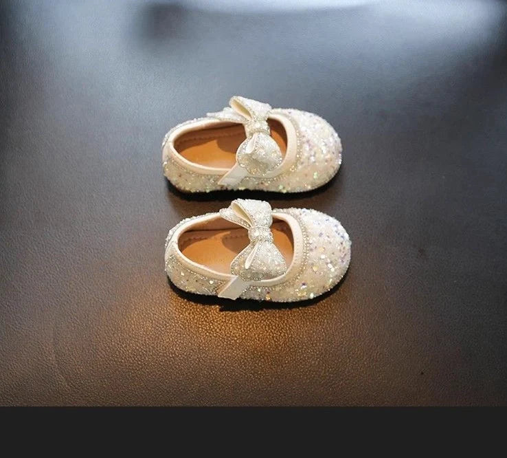 Leather girls' walking shoes with Velcro straps in milky white colour for toddlers