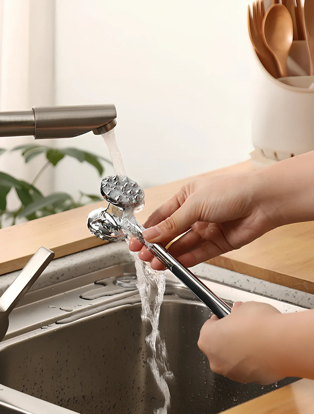 Zinc alloy meat hammer measuring 22x5.5cm for steak tenderising with flat pounding surface