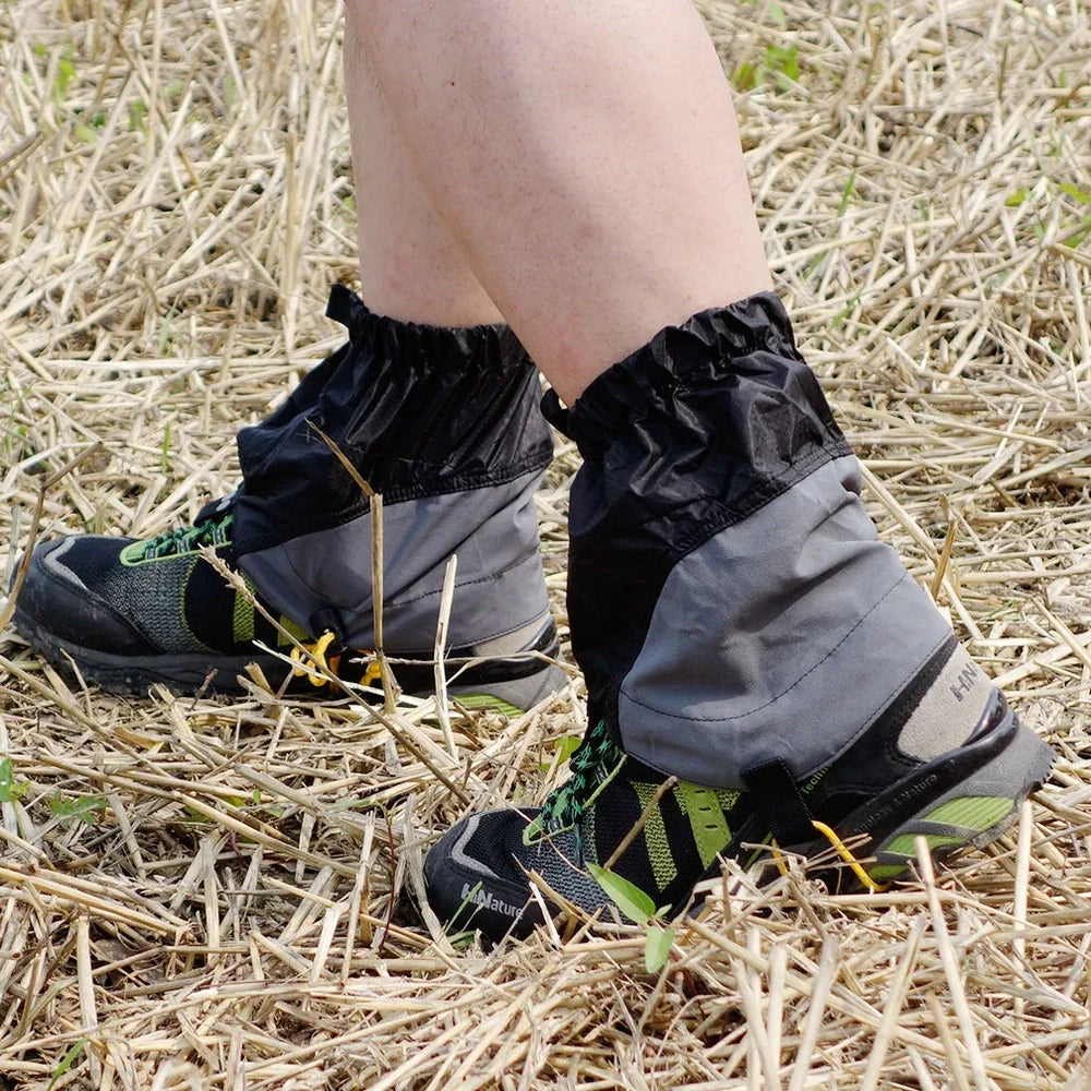 Breathable black nylon foot covers, 22cm width, protecting against sand and splashes for hiking and running