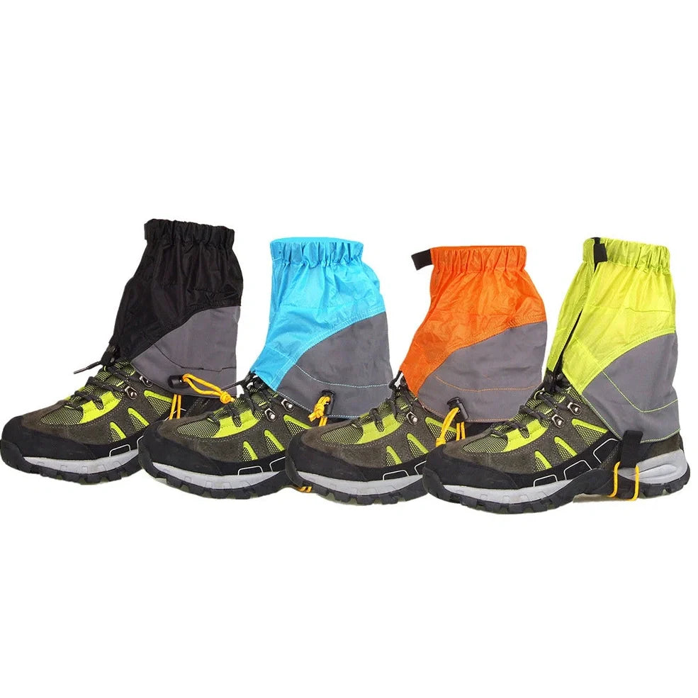 Breathable black nylon foot covers, 22cm width, protecting against sand and splashes for hiking and running