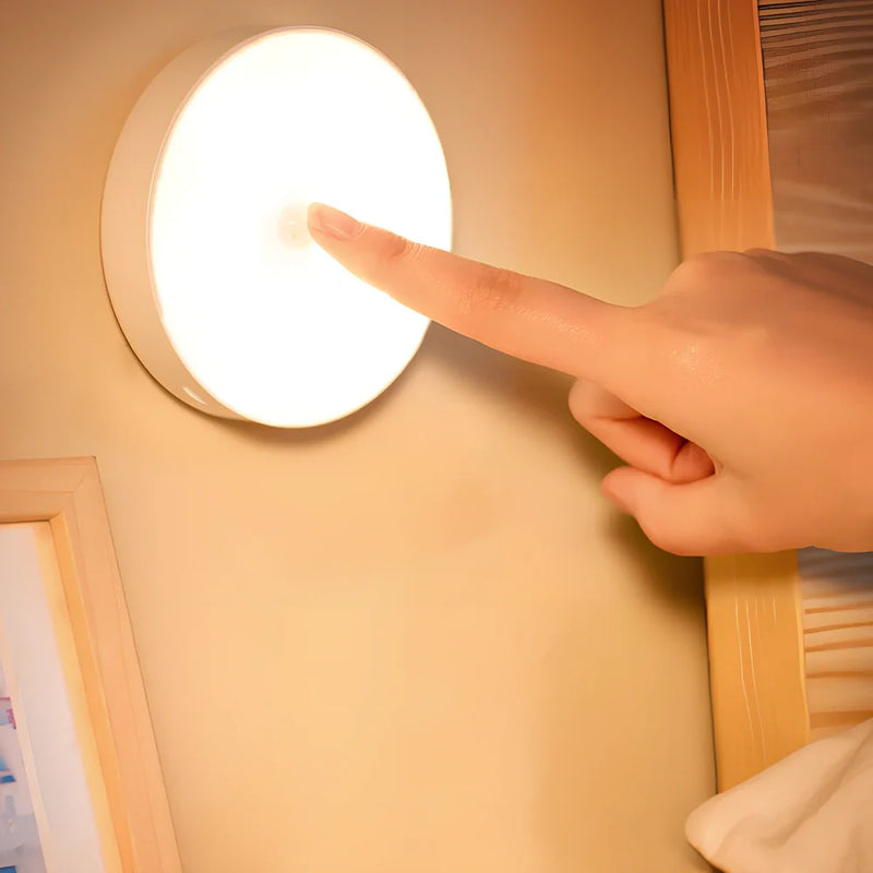 Motion sensor night light with 3-6 metre detection range and 6 LED beads providing 0.6W illumination in warm or white light options for bedroom safety