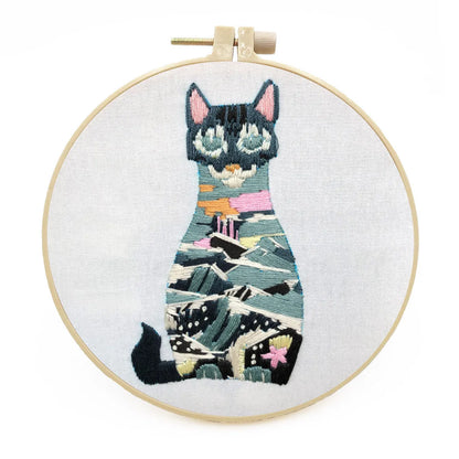 Beginners DIY embroidery kit showing materials for a three-dimensional cat cross stitch design on 20cm cotton linen fabric.