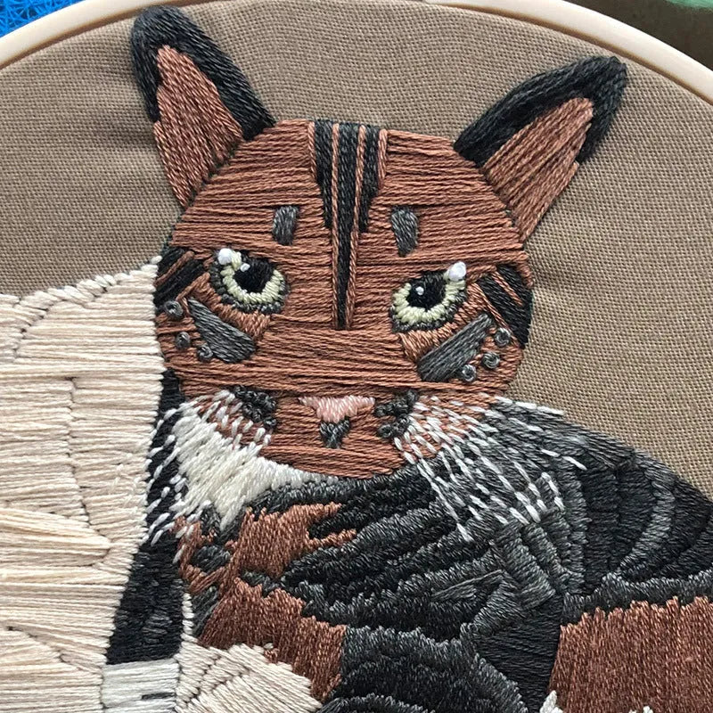 Beginners DIY embroidery kit showing materials for a three-dimensional cat cross stitch design on 20cm cotton linen fabric.