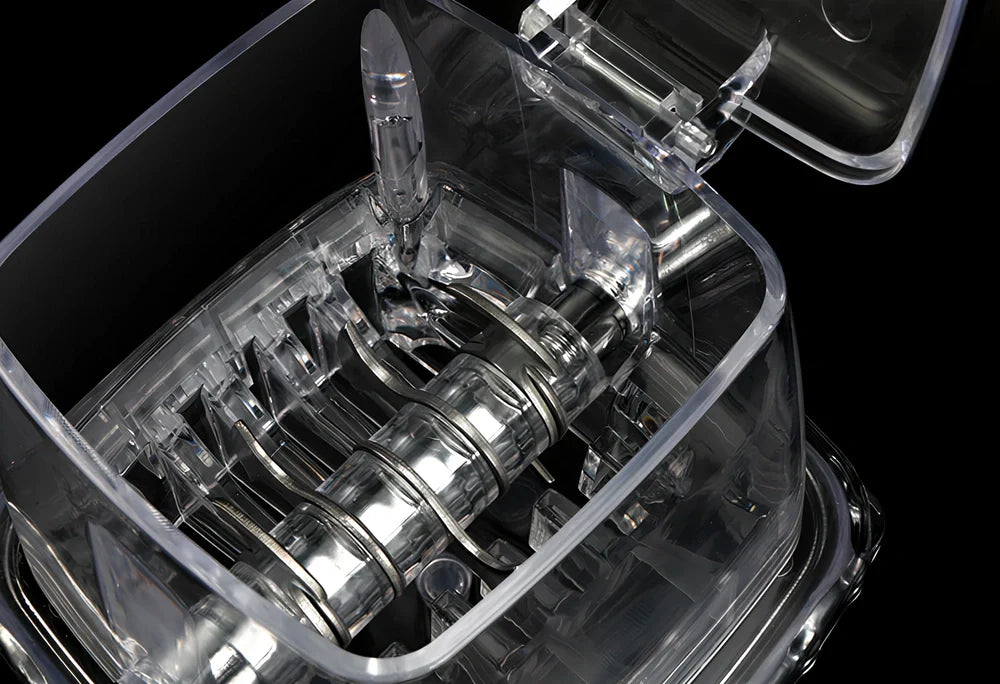 Manual ice crusher with stainless steel blades and 2-litre capacity in transparent or grey