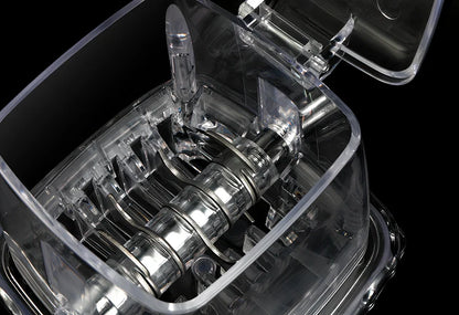 Manual ice crusher with stainless steel blades and 2-litre capacity in transparent or grey