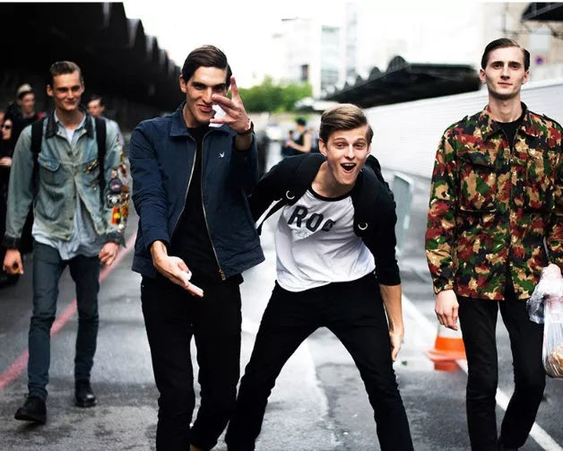 Men's breathable mesh sports casual shoes with reflective details for summer wear