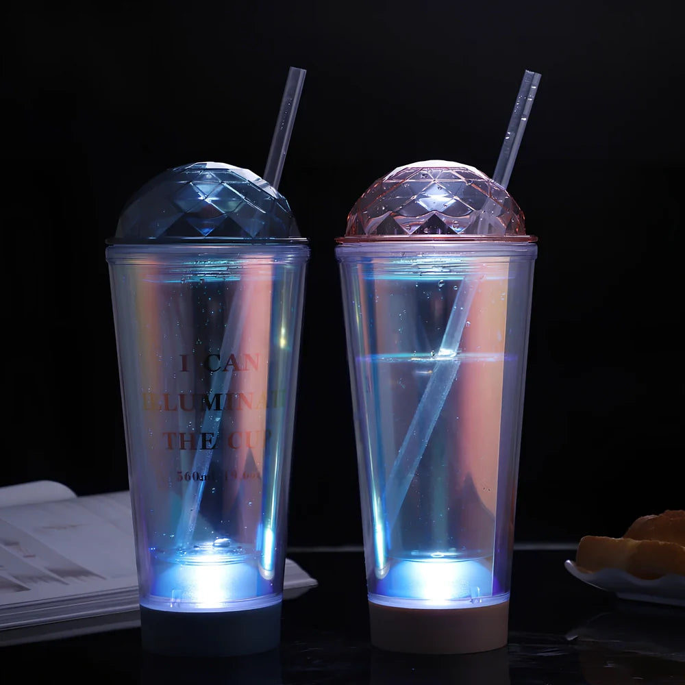 Plastic drink cup with colour gradient effect and double straws, 560ml capacity