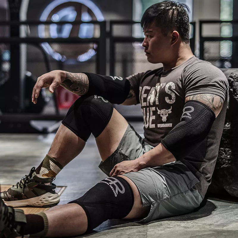 Professional black weightlifting knee pads for squats, available in sizes S to XL.