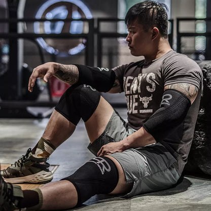 Professional black weightlifting knee pads for squats, available in sizes S to XL.