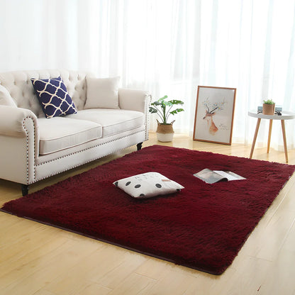 Machine-woven rectangular fluffy rug with 3-5cm deep pile in silver grey colour on wooden floor