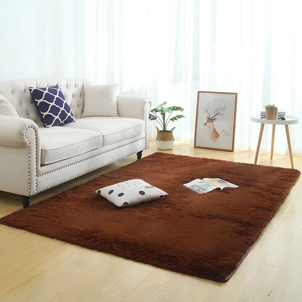 Machine-woven rectangular fluffy rug with 3-5cm deep pile in silver grey colour on wooden floor