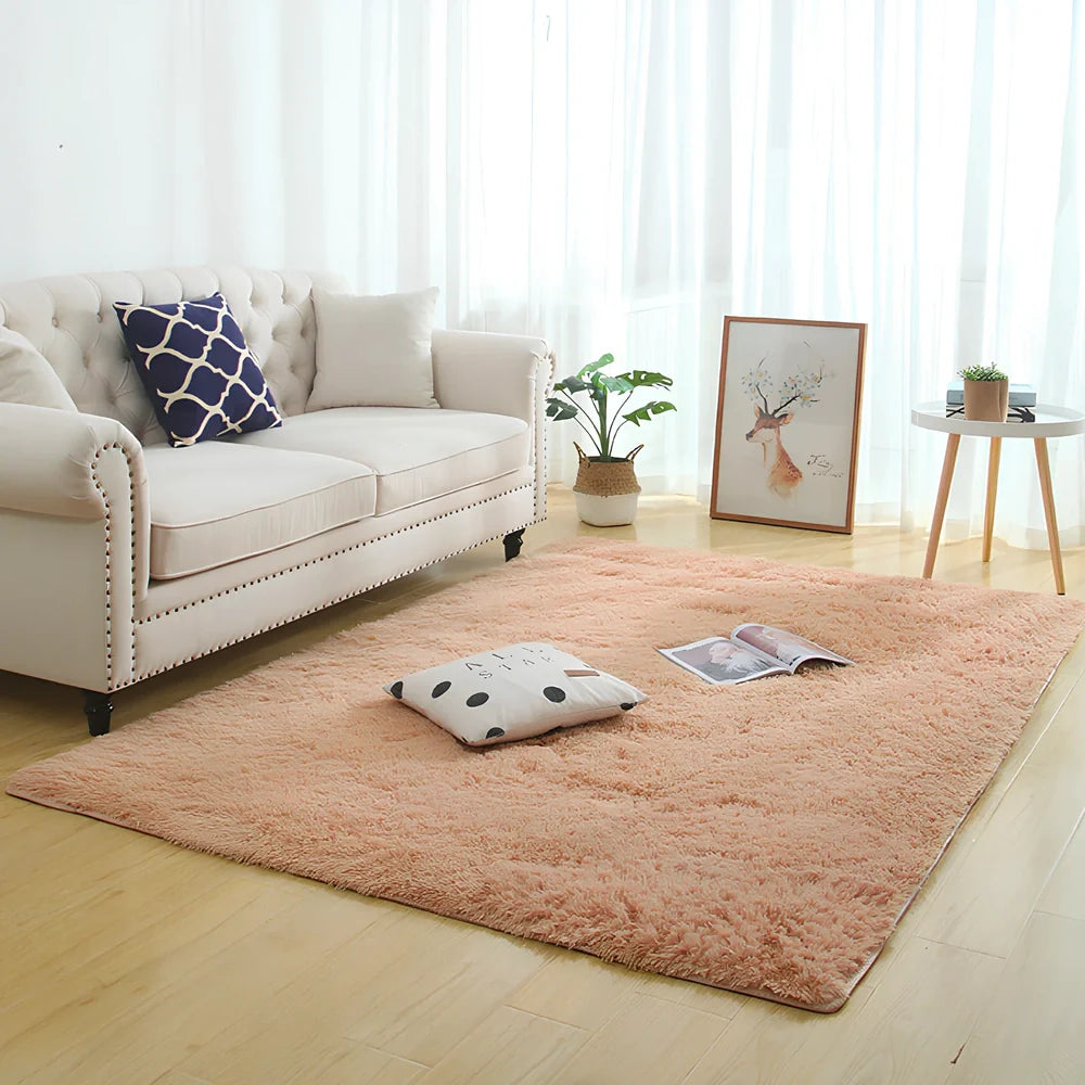 Machine-woven rectangular fluffy rug with 3-5cm deep pile in silver grey colour on wooden floor