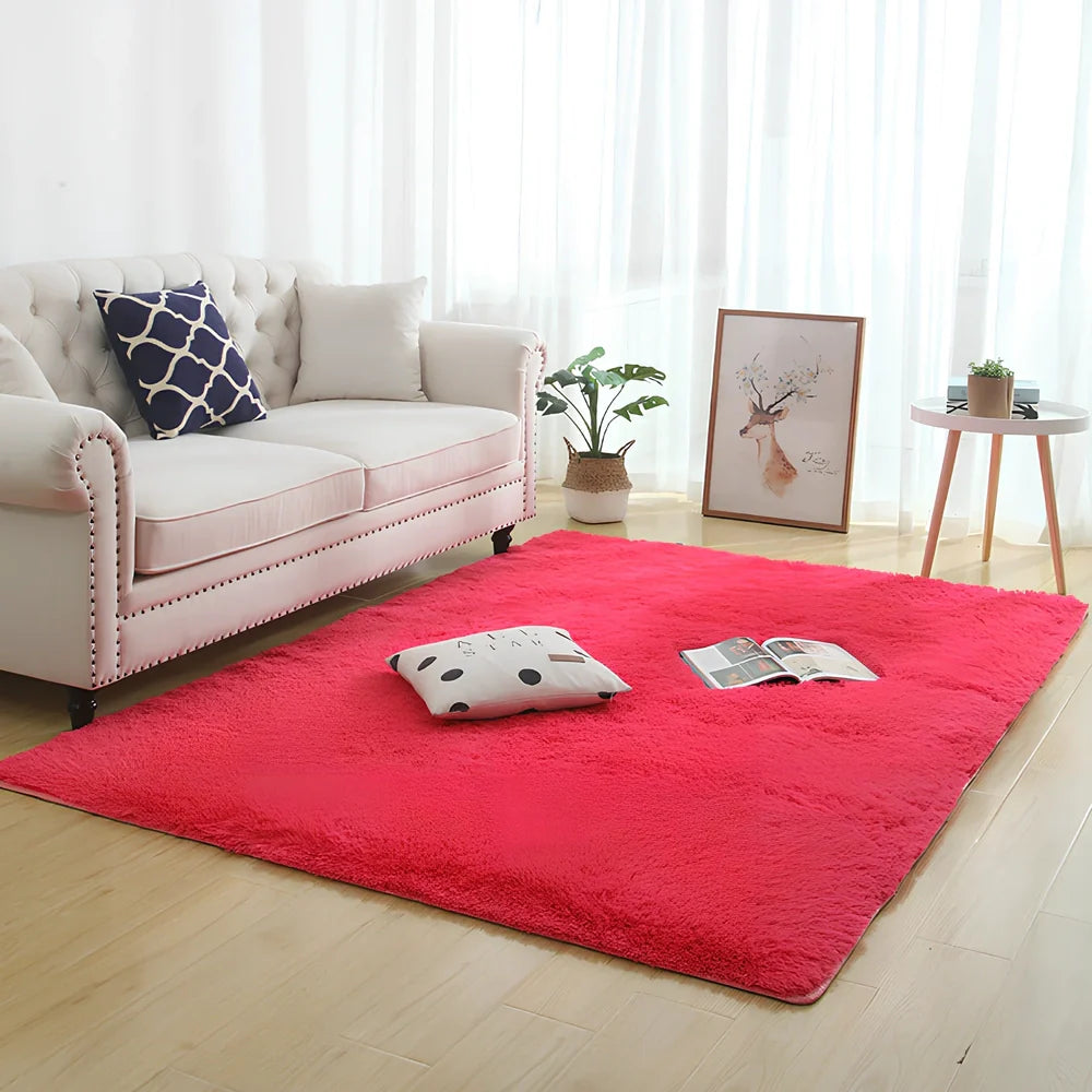 Machine-woven rectangular fluffy rug with 3-5cm deep pile in silver grey colour on wooden floor