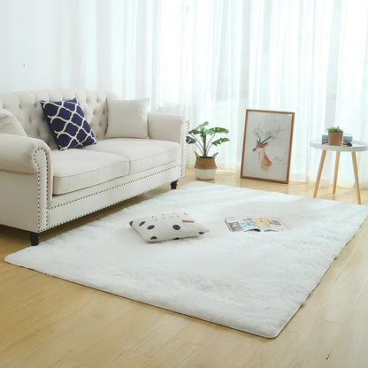Machine-woven rectangular fluffy rug with 3-5cm deep pile in silver grey colour on wooden floor