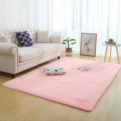 Machine-woven rectangular fluffy rug with 3-5cm deep pile in silver grey colour on wooden floor