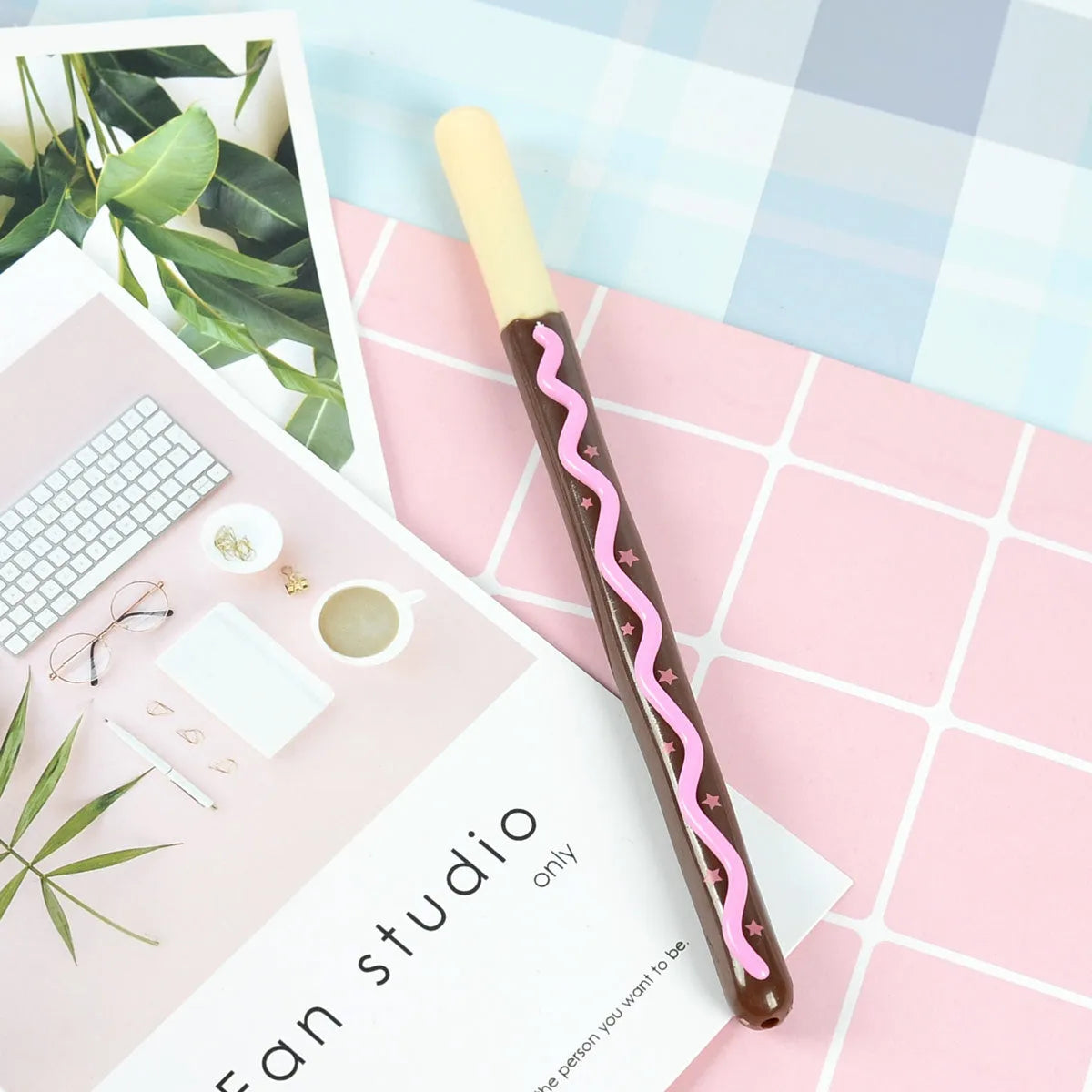 Set of five scented soft gelatin chocolate bar themed gel pens with 0.5mm needle tips.