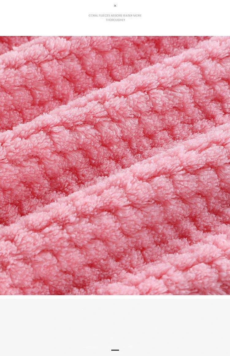 Absorbent and durable kitchen dish towels in various colors, made from soft and antibacterial materials for effective cleaning and drying.