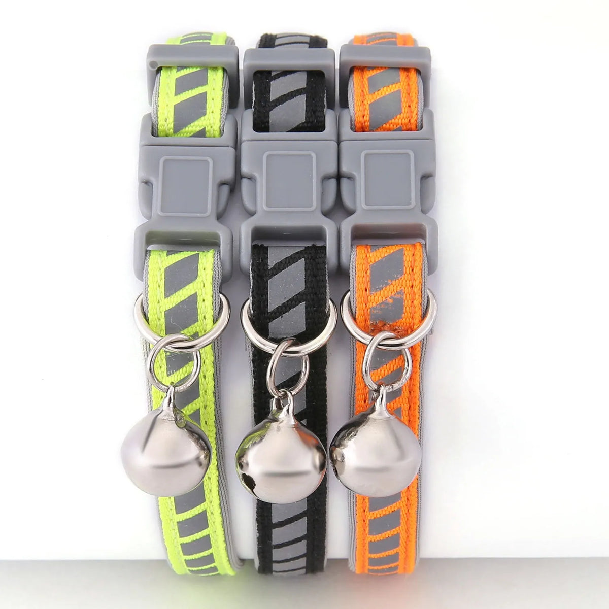 Reflective pet collar in green or orange with adjustable 20-34cm neck circumference and resin socket buckle
