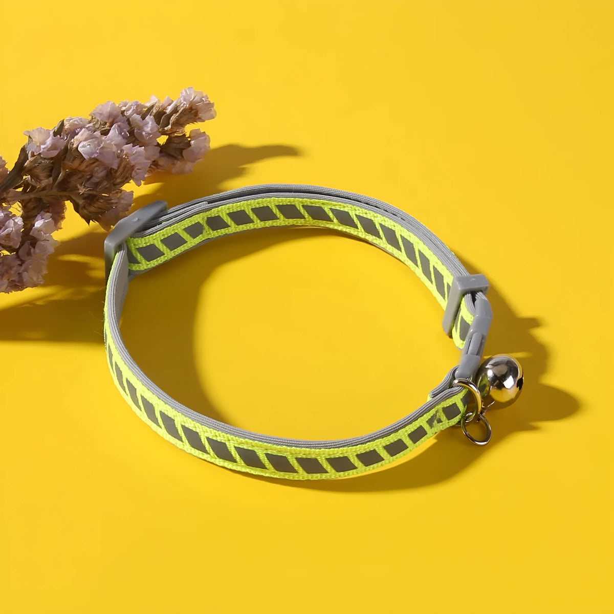 Reflective pet collar in green or orange with adjustable 20-34cm neck circumference and resin socket buckle