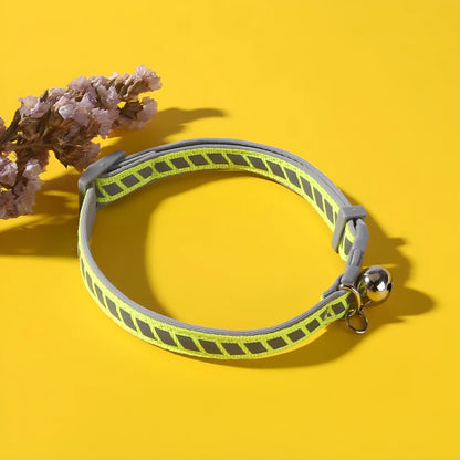 Reflective pet collar in green or orange with adjustable 20-34cm neck circumference and resin socket buckle