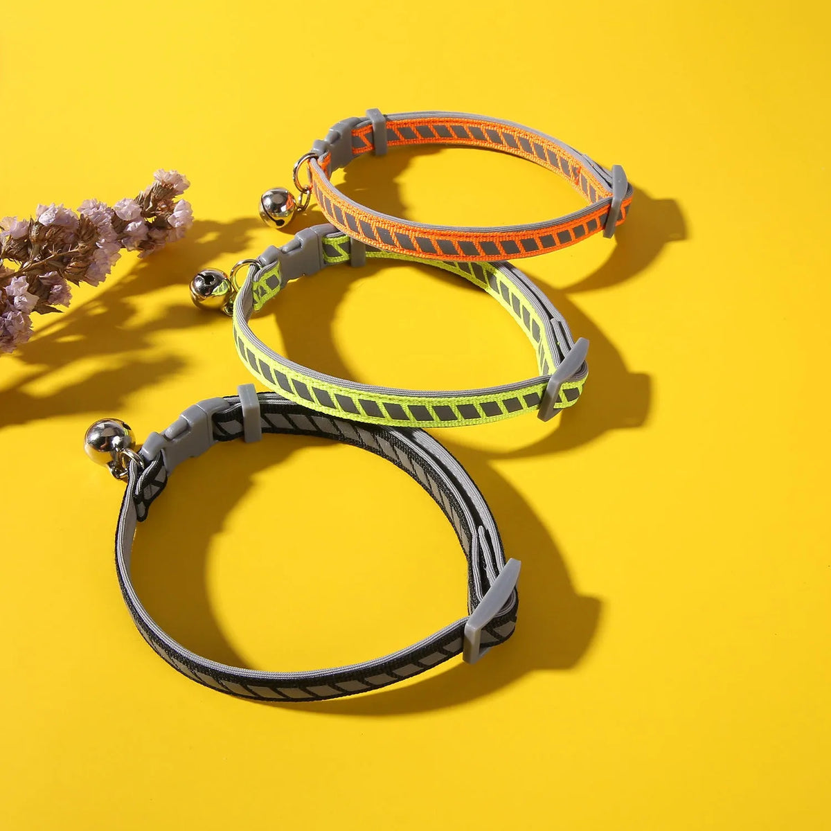Reflective pet collar in green or orange with adjustable 20-34cm neck circumference and resin socket buckle
