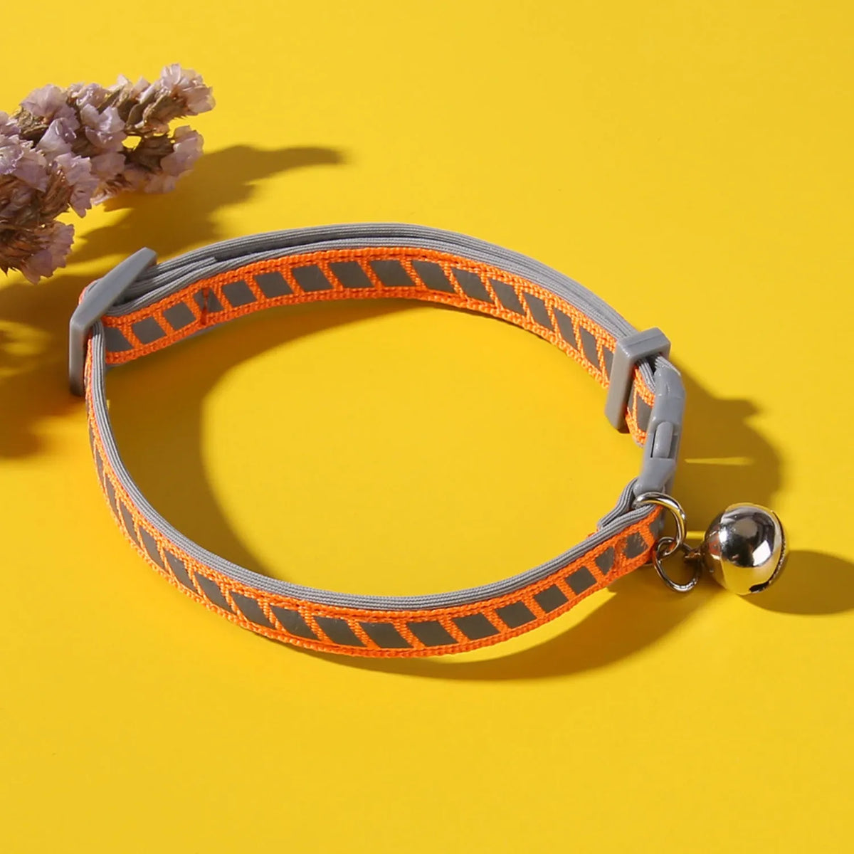 Reflective pet collar in green or orange with adjustable 20-34cm neck circumference and resin socket buckle