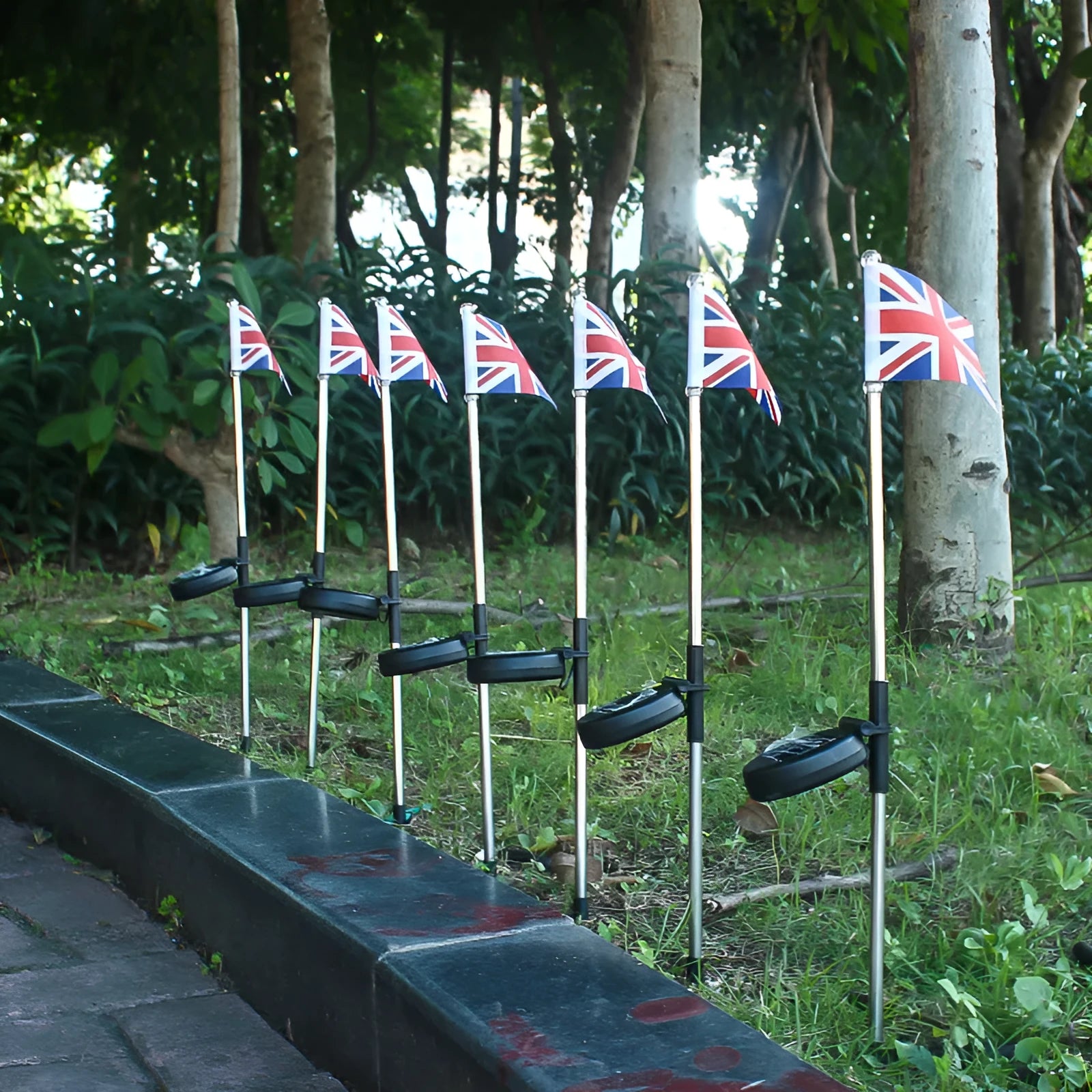 Solar LED flag light for garden decoration with American flag design on waterproof fabric