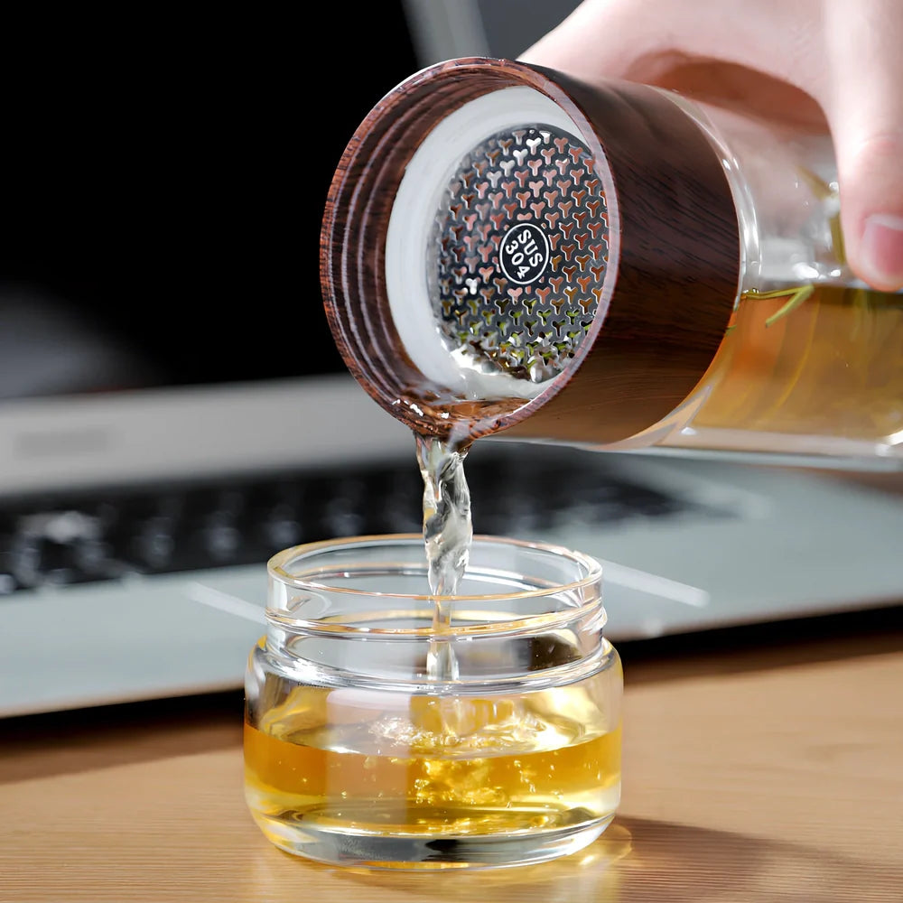 Wood grain separated tea cup with double-wall borosilicate construction and leak-proof lid showing measurement markings