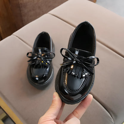 Children's vintage sneakers in black or brown with synthetic leather upper, rubber non-slip sole, and car suture detailing.