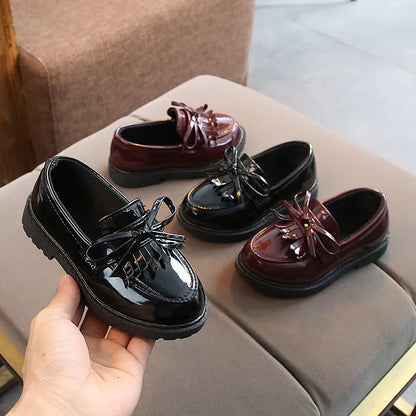 Children's vintage sneakers in black or brown with synthetic leather upper, rubber non-slip sole, and car suture detailing.