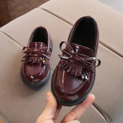 Children's vintage sneakers in black or brown with synthetic leather upper, rubber non-slip sole, and car suture detailing.