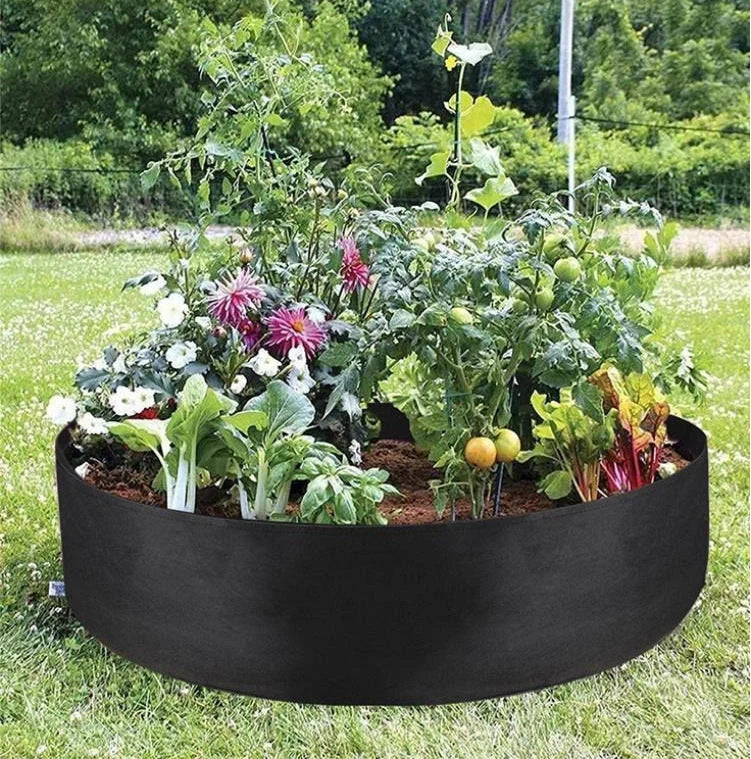 Round fabric grow bags for plants with water-retaining felt material in black and green