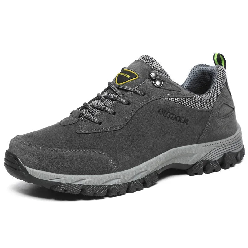 Men's low-top hiking shoes in army green with a cloth upper and flexible viscose sole.