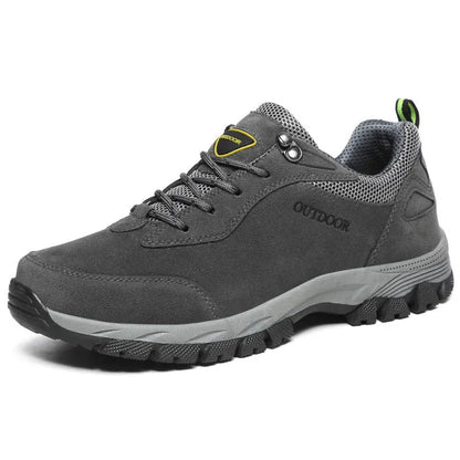 Men's low-top hiking shoes in army green with a cloth upper and flexible viscose sole.