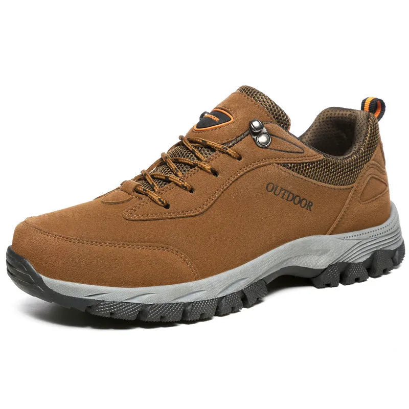 Men's low-top hiking shoes in army green with a cloth upper and flexible viscose sole.