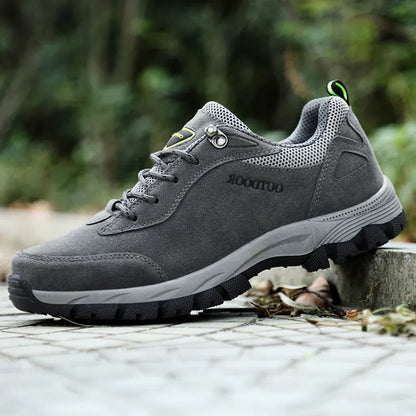 Men's low-top hiking shoes in army green with a cloth upper and flexible viscose sole.