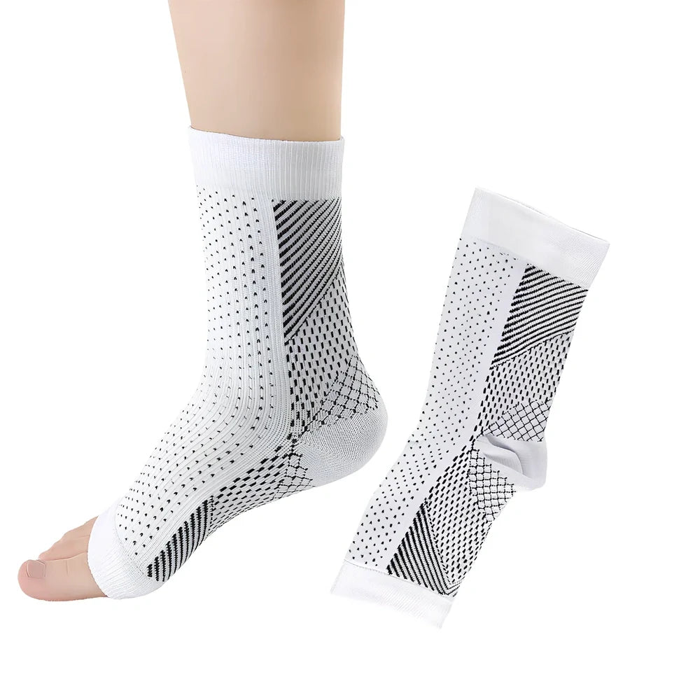 Invisible heel compression socks in black colour with absorbent insole design