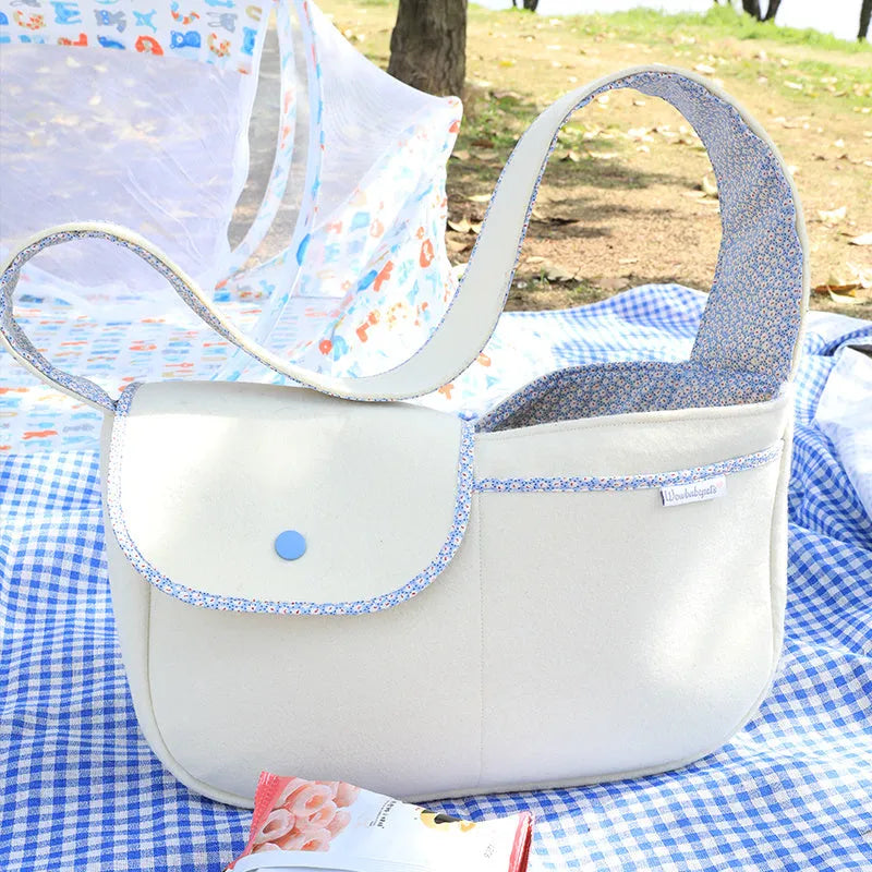 Portable cat bag for going out, soft-sided pet carrier in black or white for cats under 12 kg