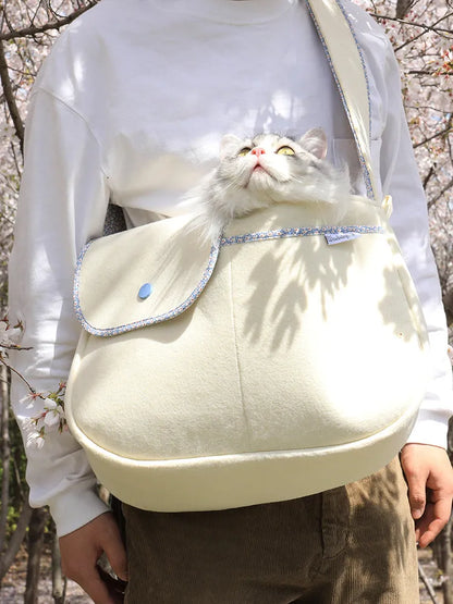 Portable cat bag for going out, soft-sided pet carrier in black or white for cats under 12 kg