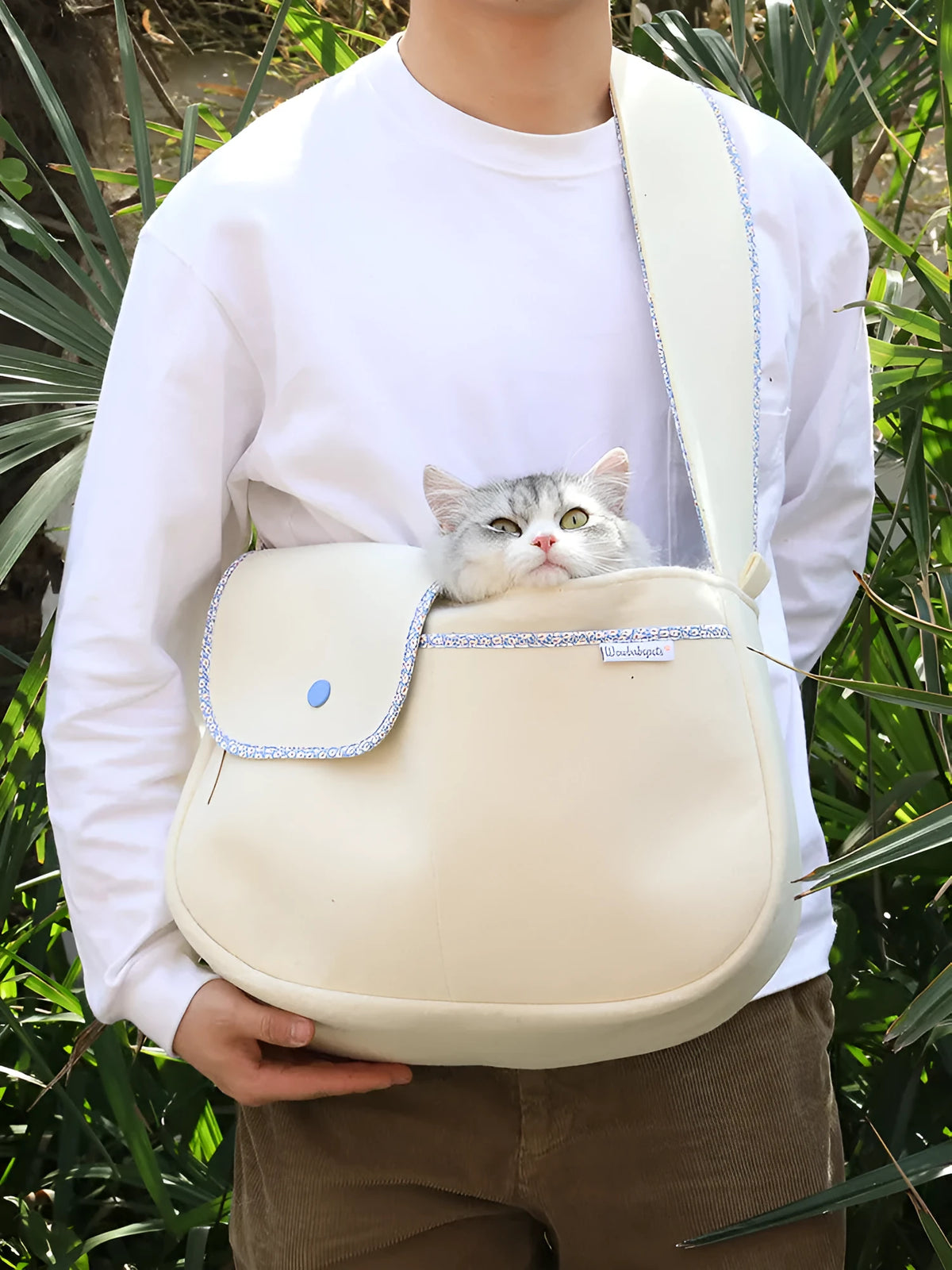 Portable cat bag for going out, soft-sided pet carrier in black or white for cats under 12 kg