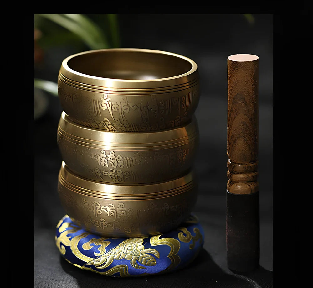 Copper meditation singing bowl with auspicious knot pattern and leather striker