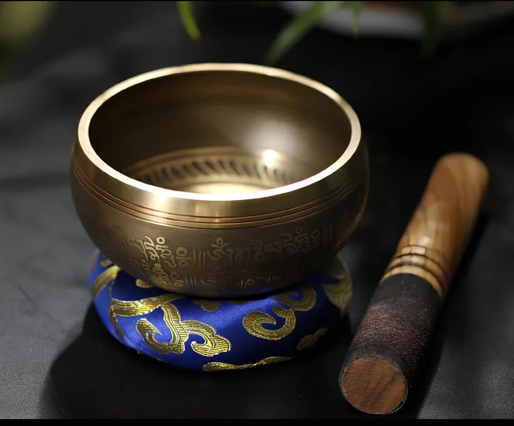 Copper meditation singing bowl with auspicious knot pattern and leather striker