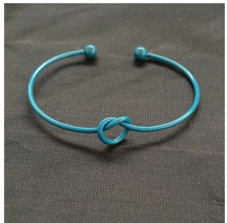 Elegant Knot O-Type Metal Openwork Bracelet with unique design for stylish women