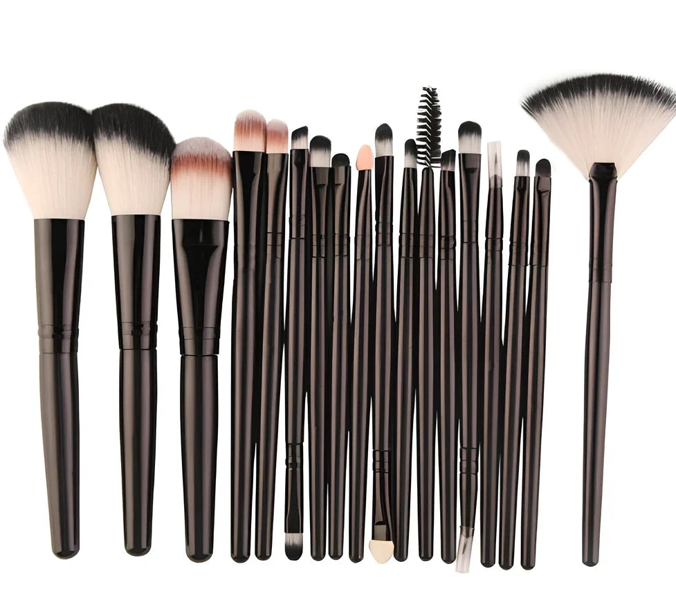 MAANGE 18-piece makeup brush set with fan-shaped tools and various brush heads